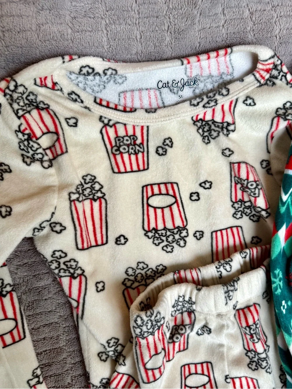 Cat & Jack Cream Popcorn & Green Holiday Patterned Kids Pajama Set